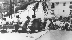 Uno scontro nelle vie di una città durante la Guerra civile