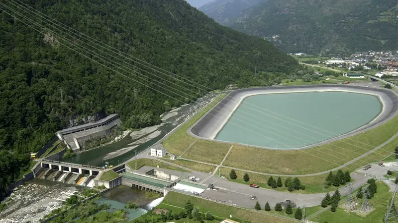 Il bacino di ripompaggio della centrale e nel fiume Oglio a Edolo
