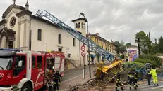 La gru crollata a Gardone Riviera