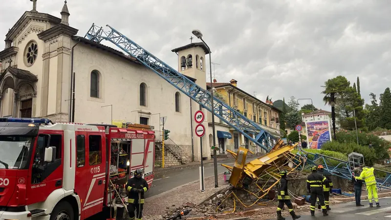 La gru crollata a Gardone Riviera