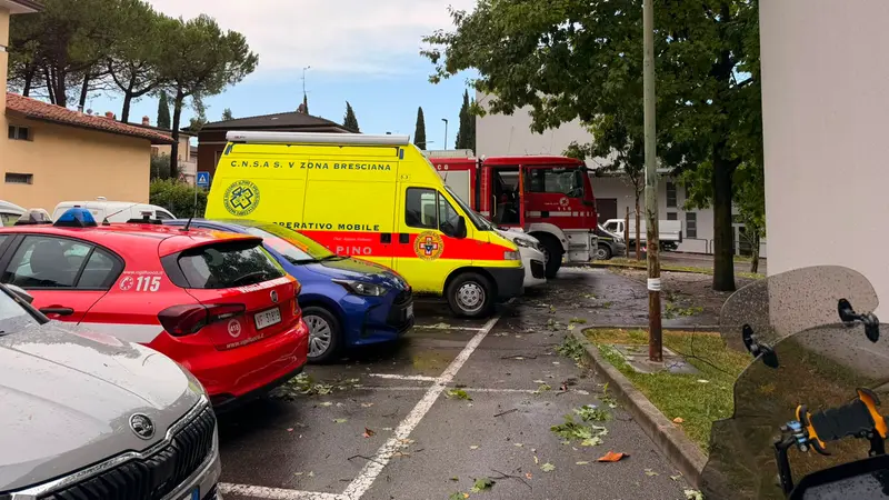 Il campo base allestito davanti al Municipio