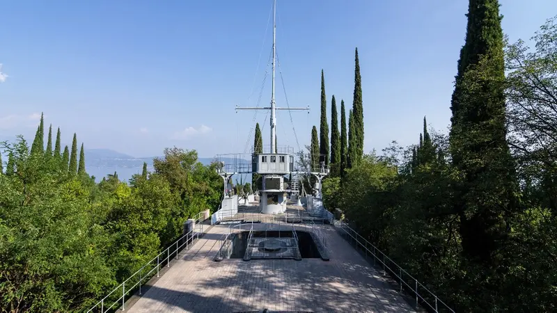 La prua della nave Puglia nel Parco del Vittoriale - Foto Giovanni Vanoglio