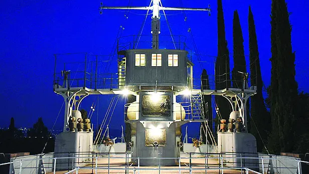 Una suggestiva veduta notturna di Nave Puglia illuminata - © www.giornaledibrescia.it
