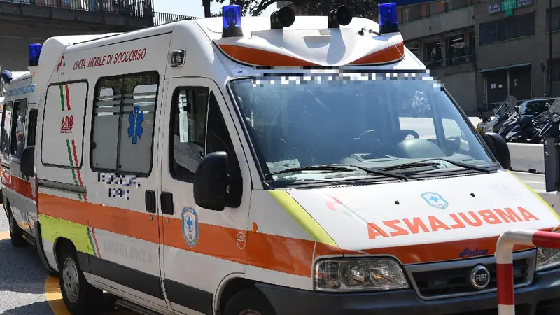 Un'ambulanza fuori da un Pronto soccorso - Foto Ansa © www.giornaledibrescia.it