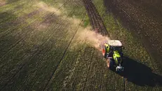 Un trattore in un campo