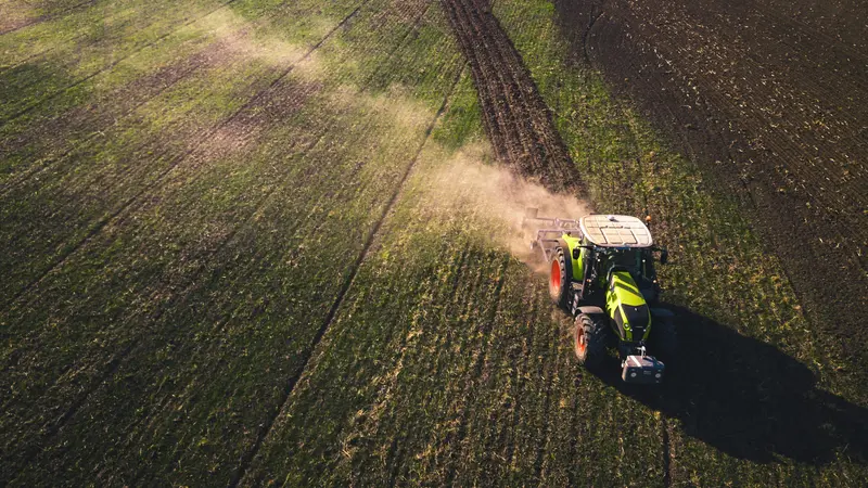 Un trattore in un campo