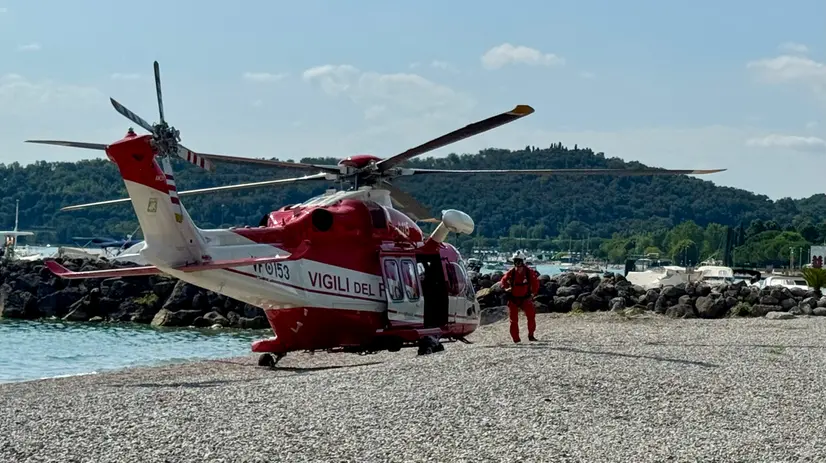 L'elicottero dei Vigili del fuoco sul Garda