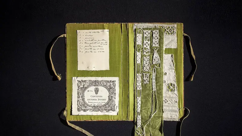 Un volume della collezione Ponti Suardi