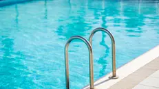 La bimba è morta in piscina