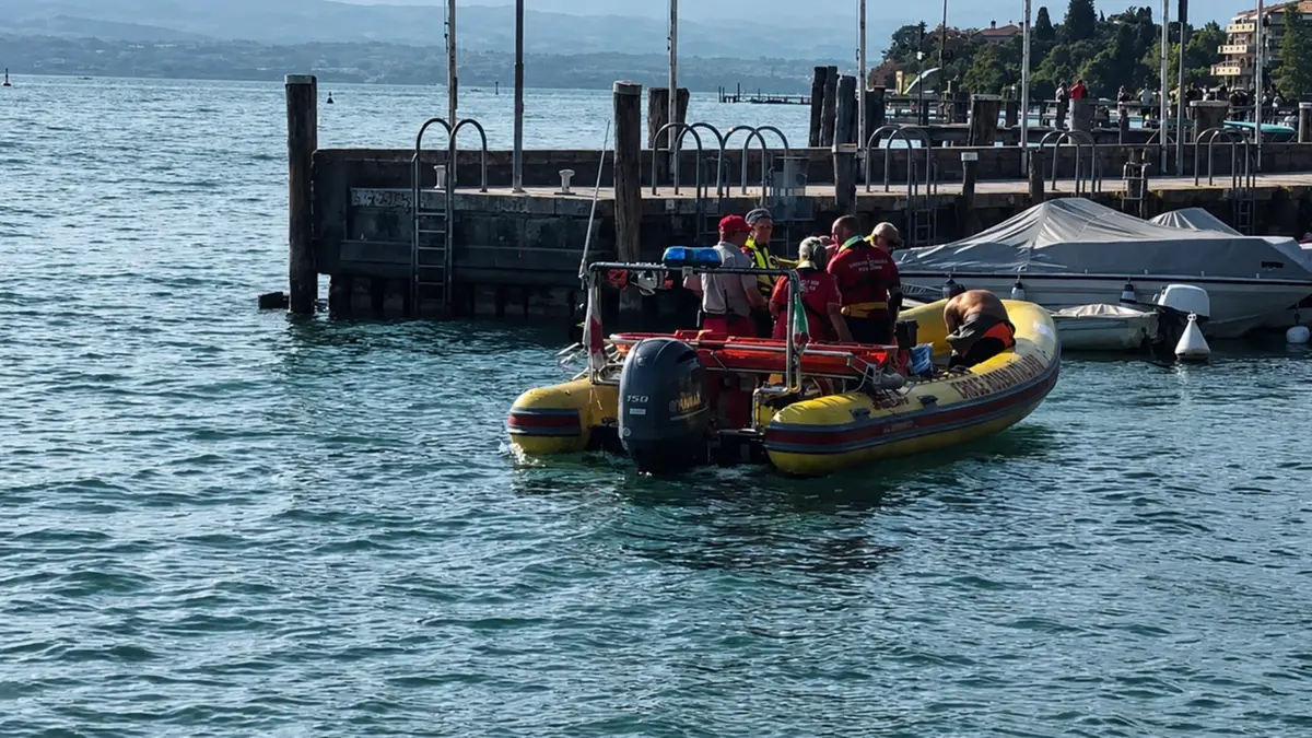 Uomini impegnati a Sirmione nella ricerca del 29enne - © www.giornaledibrescia.it