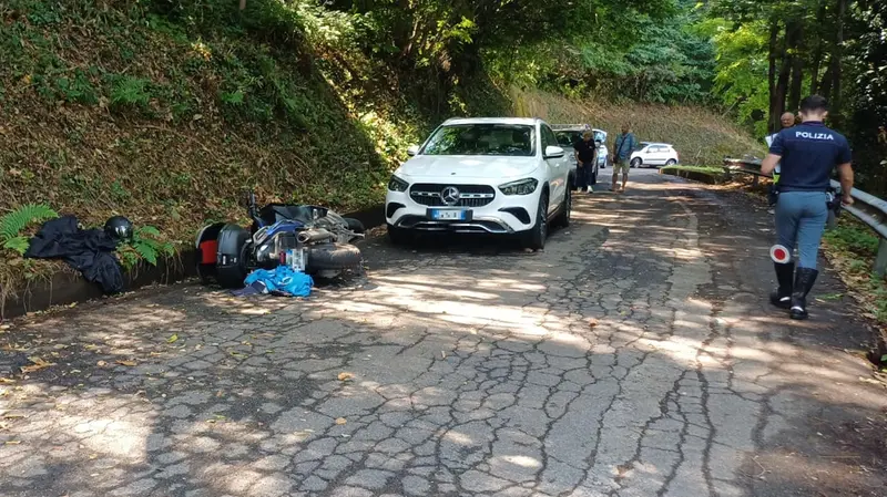 La moto su cui viaggiava la donna rimasta ferita