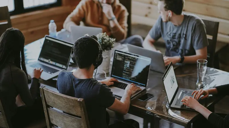 Ragazzi della GenZ al lavoro