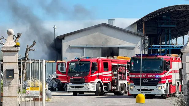 Il fumo e le fiamme nel capannone a Mazzano