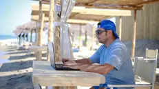 Una persona che lavora in smart working