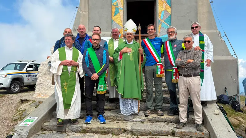 Monsignor Carlo Bresciani con sacerdoti e sindaci della zona
