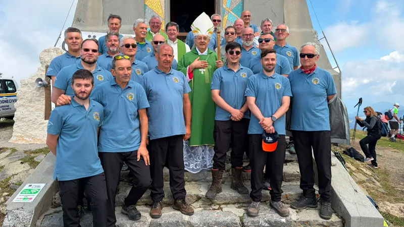 Mons. Carlo Bresciani con il coro di Inzino