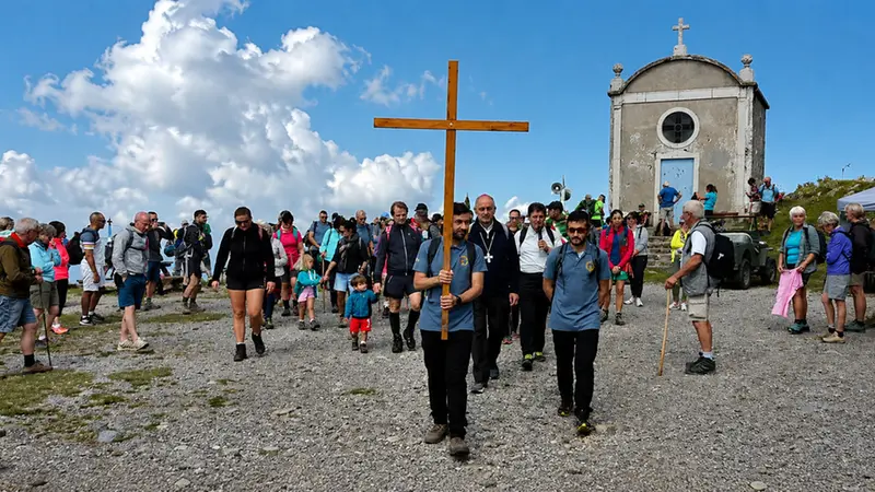 Decine di persone in pellegrinaggio