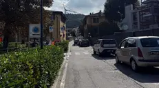 Le code a un passaggio a livello a Iseo