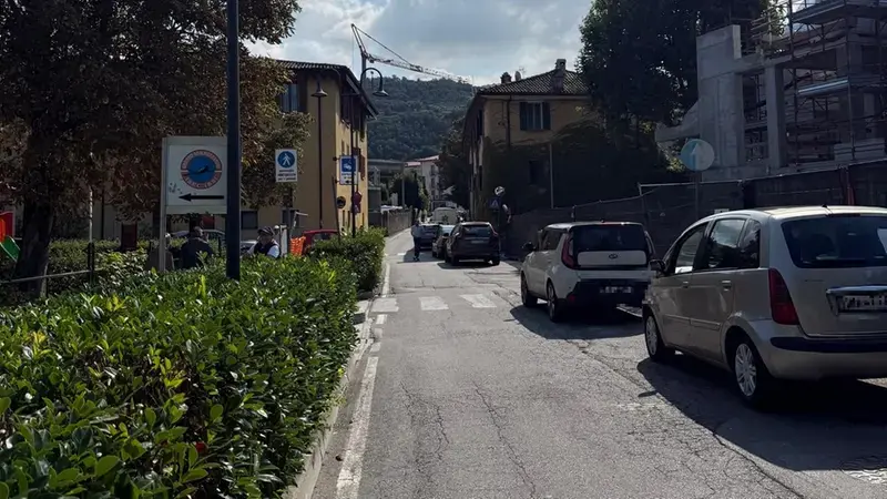 Le code a un passaggio a livello a Iseo
