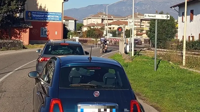 Chi si sposta in auto lamenta lunghe code ai passaggi a livello di Iseo