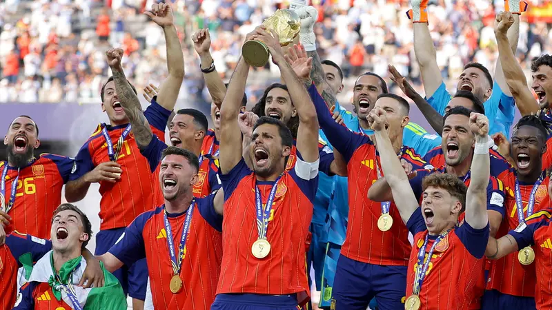 epaselect epa13121994 Spain captain Rodri lifts the tropy as the team celebrate victory in the FIFA World Cup 2026 final match Spain against Argentina, in New Jersey, USA, 19 July 2026. Spain won 1-0. EPA/CHRISTOPHER NEUNDORF