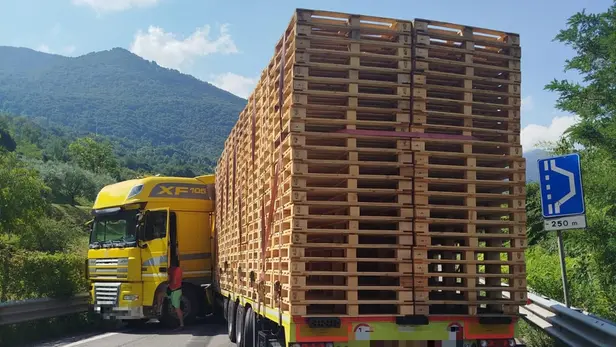 Il camion bloccato sulla Sp510