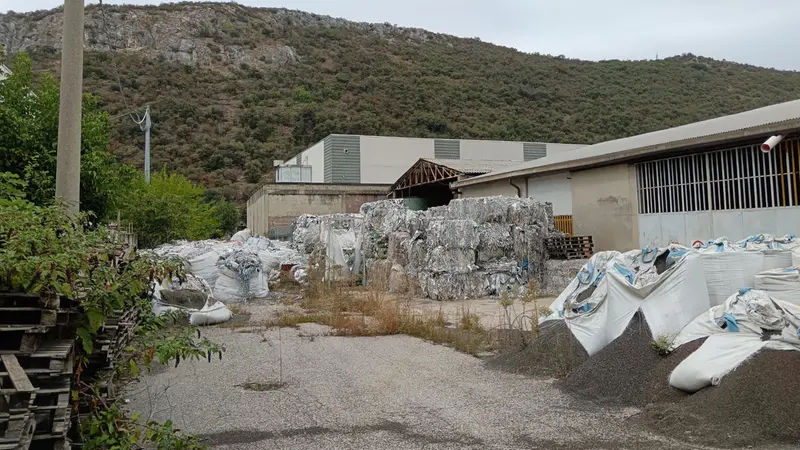 Rifiuti abbandonati al capannone di via Campi Grandi a Prevalle