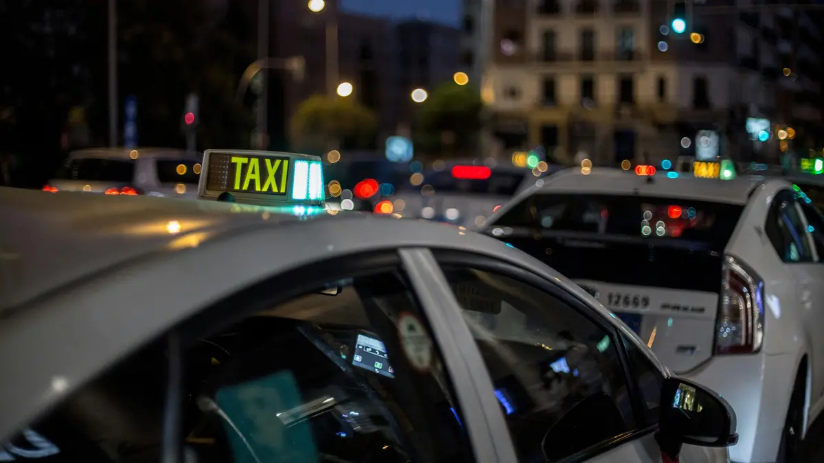 Due taxi in strada