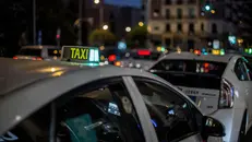 Due taxi in strada
