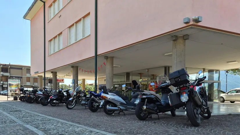 Uno dei parcheggi per le due ruote a motore si trova vicino al municipio