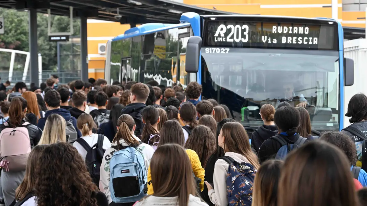 Studenti pronti a salire su un pullman - © www.giornaledibrescia.it
