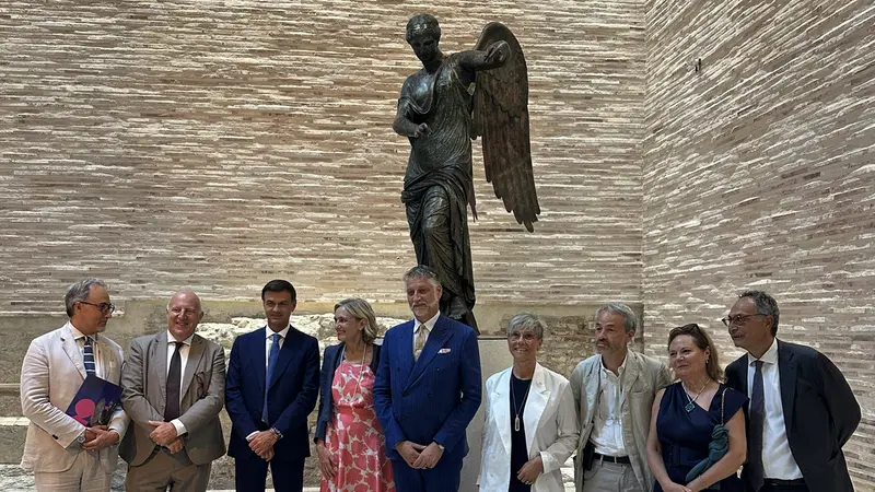 Da sinistra Karadjov, Muchetti, Prandini, Bazoli, Giuli e Castelletti: alle loro spalle la Vittoria Alata