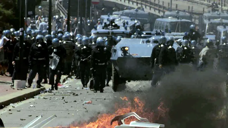 Un momento degli scontri al G8 di Genova, nel 2001 - © www.giornaledibrescia.it