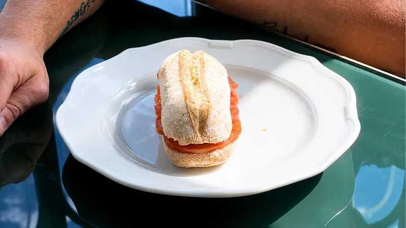 Pane, olio e pomodoro: la colazione dello chef