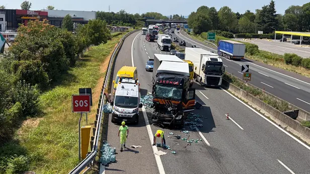 Lo scontro tra i due camion - Foto Marco Ortogni/Neg © www.giornaledibrescia.it