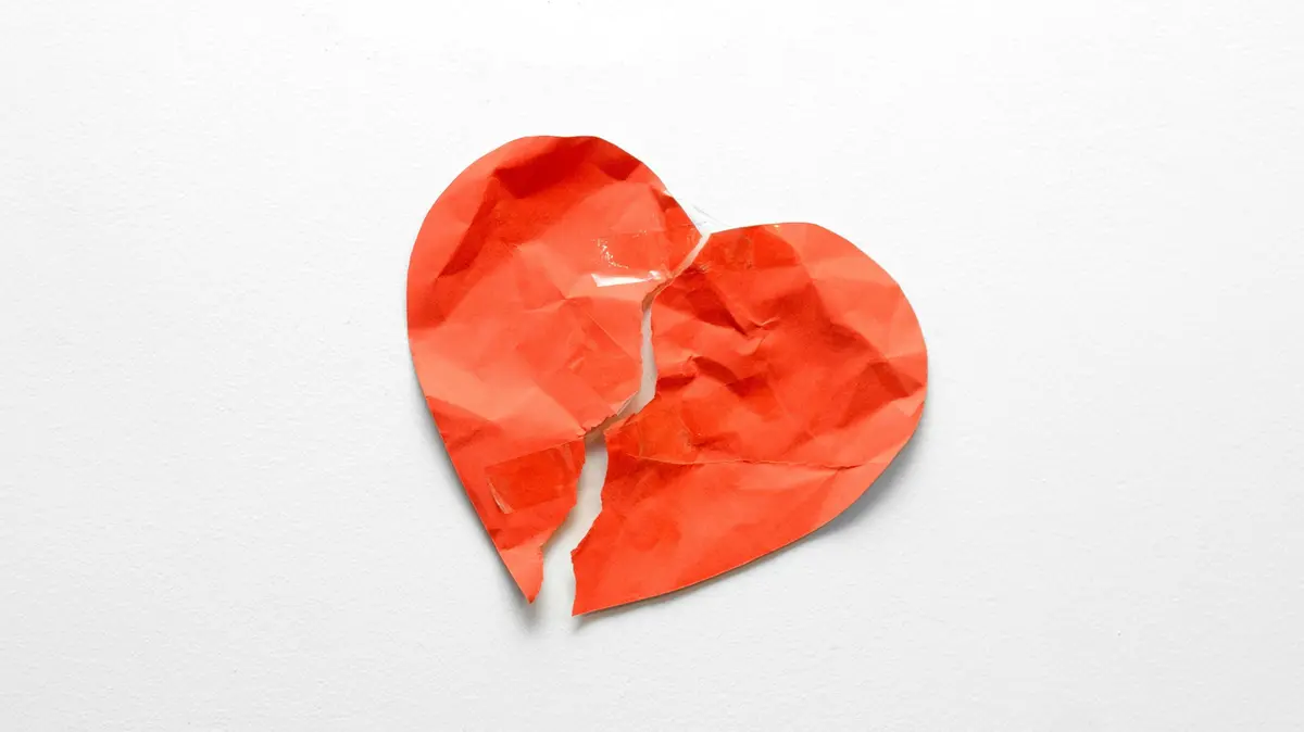 Un cuore di carta spezzato