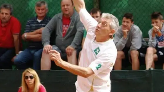 Chiara Lombardi osserva giocare papà Sergio