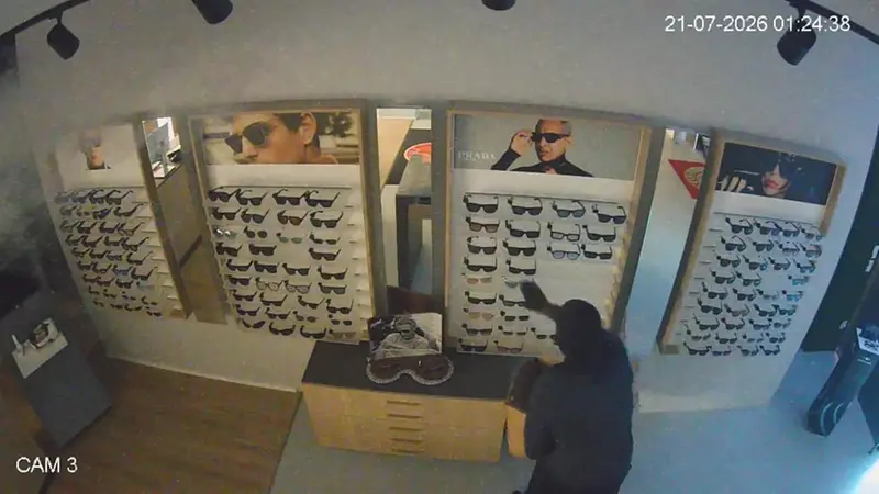 Uno dei ladri all'interno del negozio