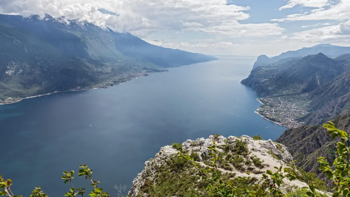 Una veduta dall'alto del lago di Garda