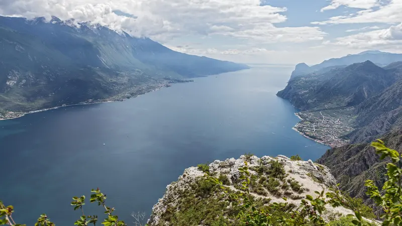 Una veduta dall'alto del lago di Garda