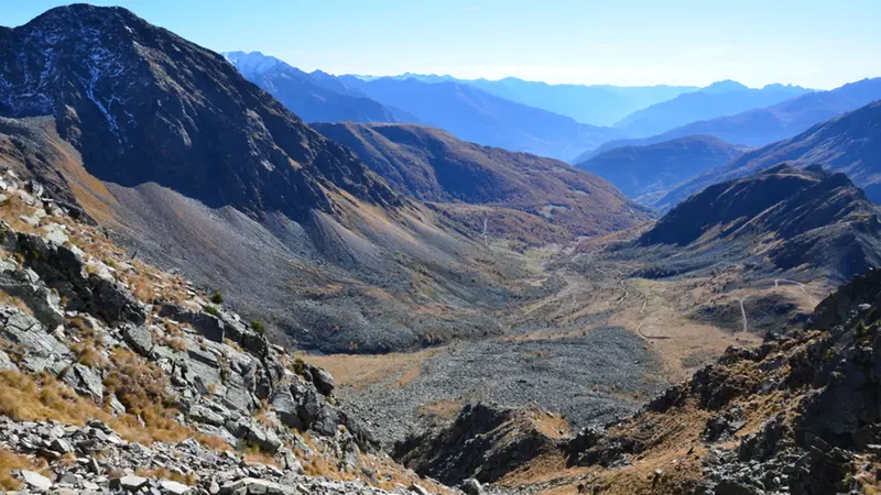 La Valle di Varadega, delimitata a ovest dalla dorsale che unisce il Monte Martirolo al Pizzo Alto
