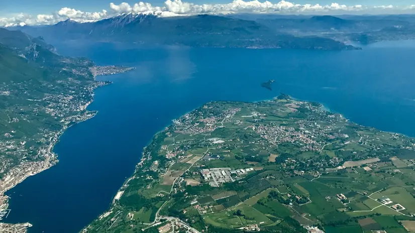 Una veduta aerea del lago di Garda © www.giornaledibrescia.it
