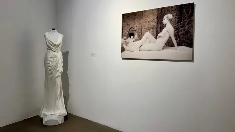 Un abito di John Galliano e una fotografia di Vanessa Beecroft