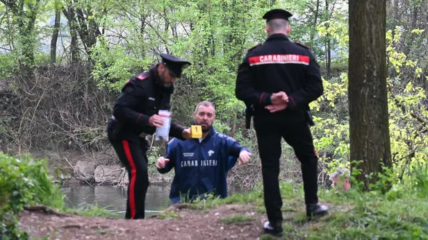 I rilievi dei carabinieri e della scientifica a Pontoglio - © www.giornaledibrescia.it