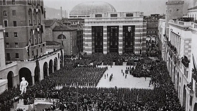 Truppe in partenza e folla in una piazza della Vittoria gremita - Foto archivio Centro studi Rsi Salò, Fondo Bc