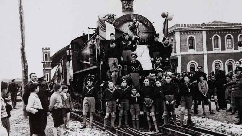 Balilla sui binari davanti al convoglio delle truppe - Foto archivio Centro studi Rsi Salò, Fondo Bc
