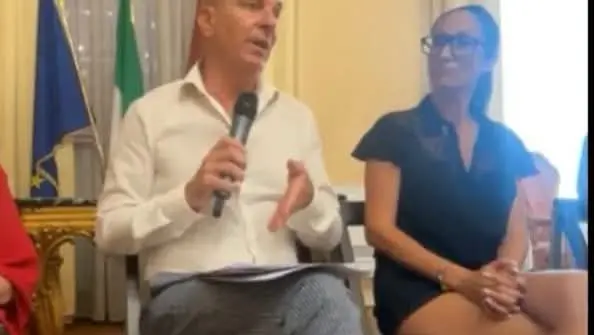 L'outfit molto criticato della vicesindaca