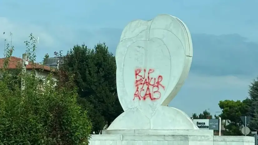 La scritta apparsa sul monumento ad Adro
