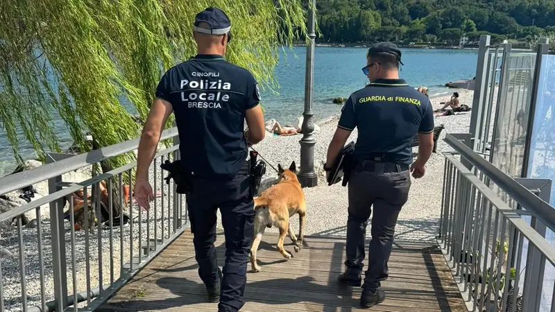 Un agente della Polizia locale e uno della Guardia di finanza