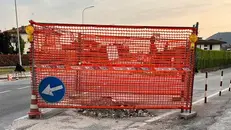 La transenna restringe la strada da oltre un anno